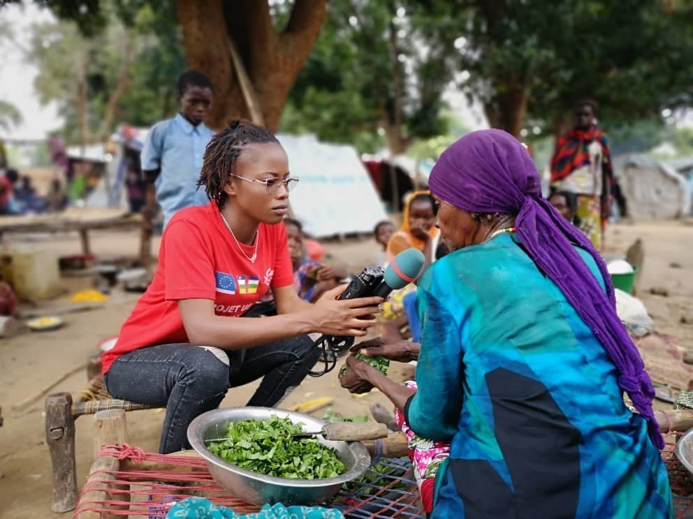 La journaliste centrafricaine Merveille Noella Mada-Yayoro en reportage dans le camp de déplacés de Birao pour Guira FM, la radio de la mission de paix de l'ONU en RCA (photo d'archives).